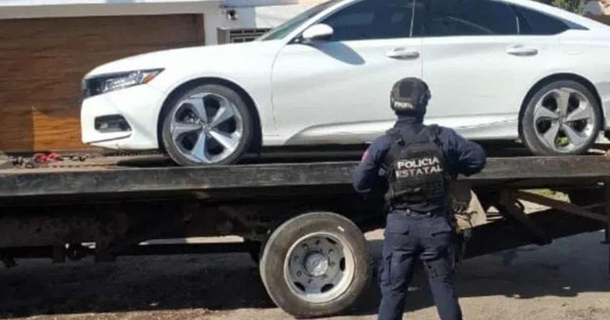 Vehículo blanco recuperado por la Policía Estatal en Culiacán, siendo transportado en una plataforma