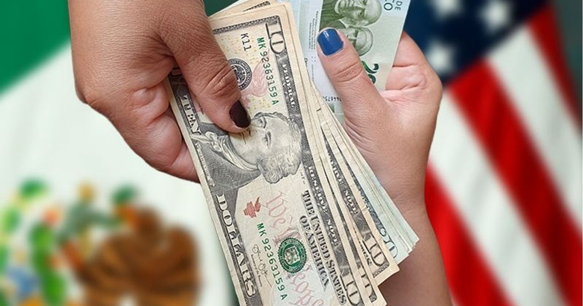 Manos sosteniendo dólares y pesos con banderas de México y EE. UU. al fondo.