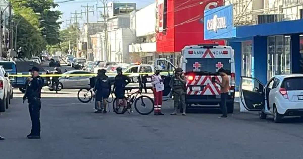 Escena de emergencia en Culiacán con ambulancia, policía y cinta de seguridad