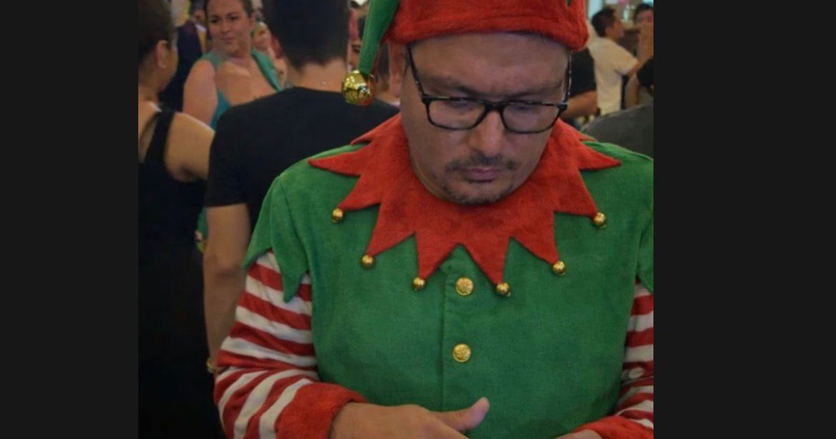 Persona disfrazada de elfo en evento navideño en Mazatlán