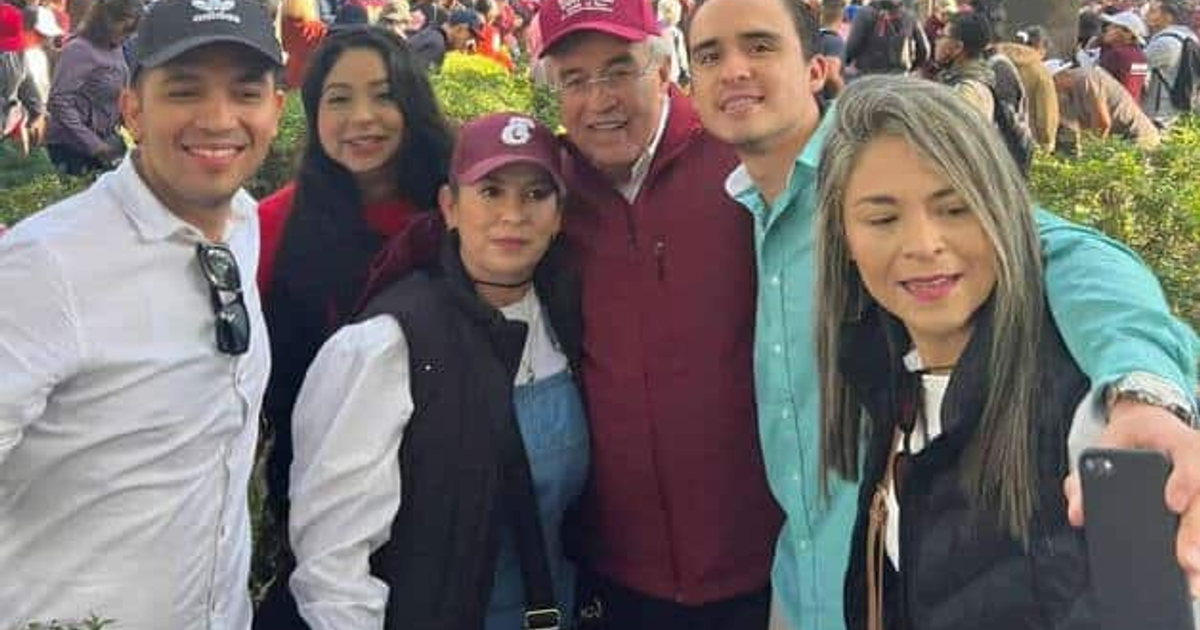 Grupo de personas de Sinaloa posando al aire libre antes de la Marcha del Tigre en CDMX