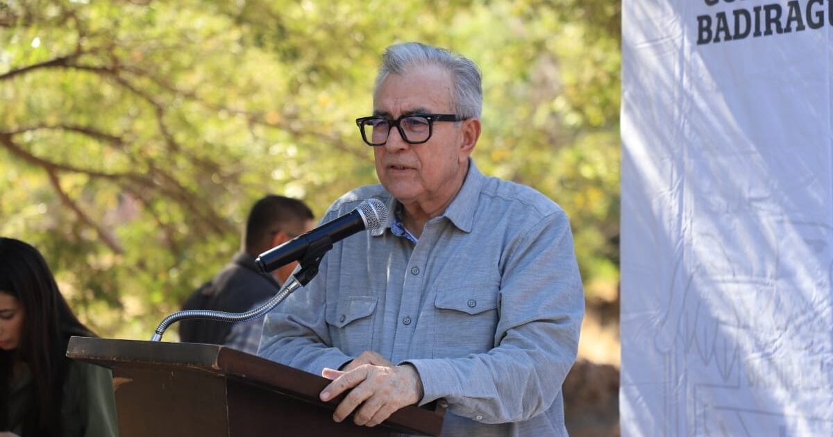 Gobernador Rubén Rocha Moya hablando en podio con micrófono al aire libre durante anuncio de seguridad en Culiacán.