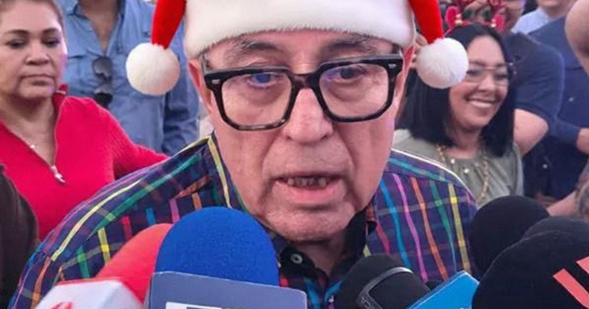 Gobernador Rubén Rocha Moya con gorra navideña en conferencia de prensa