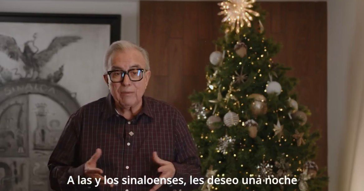 Gobernador de Sinaloa, Rubén Rocha Moya, emite mensaje navideño frente a árbol de Navidad.