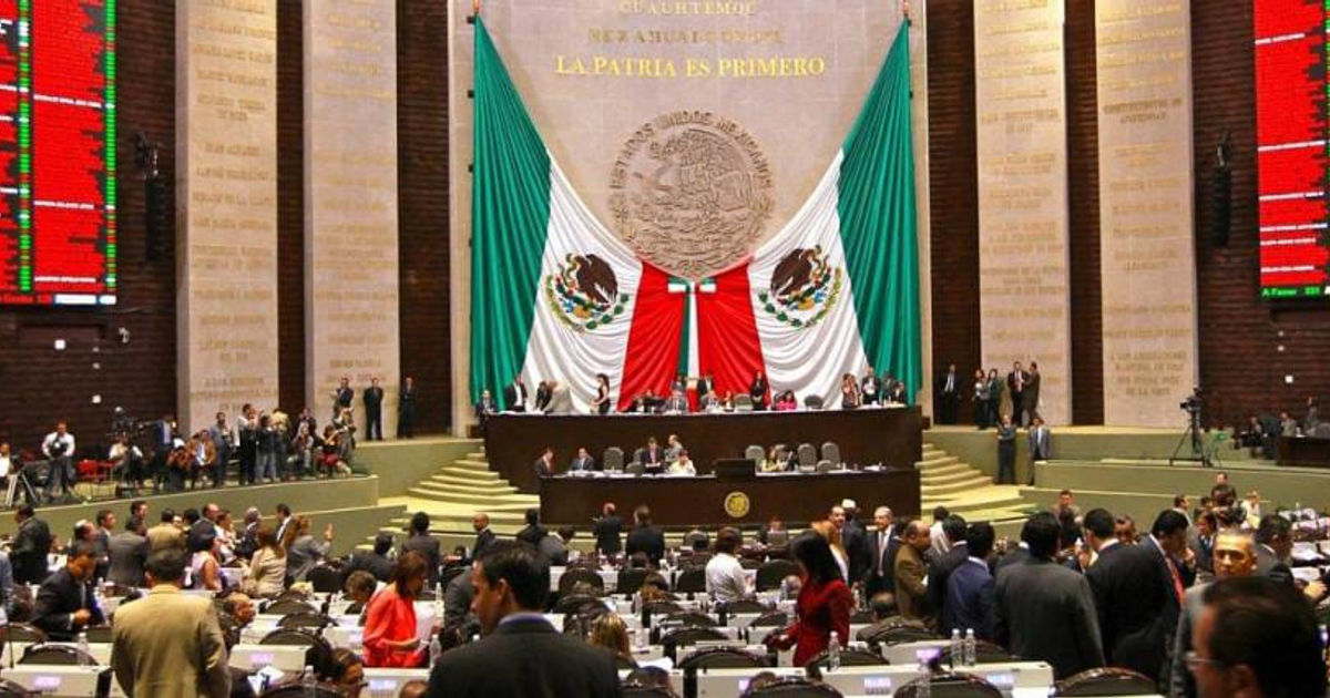 Sesión en el Congreso de la Unión de México, destacando interacción entre miembros y pantallas informativas.