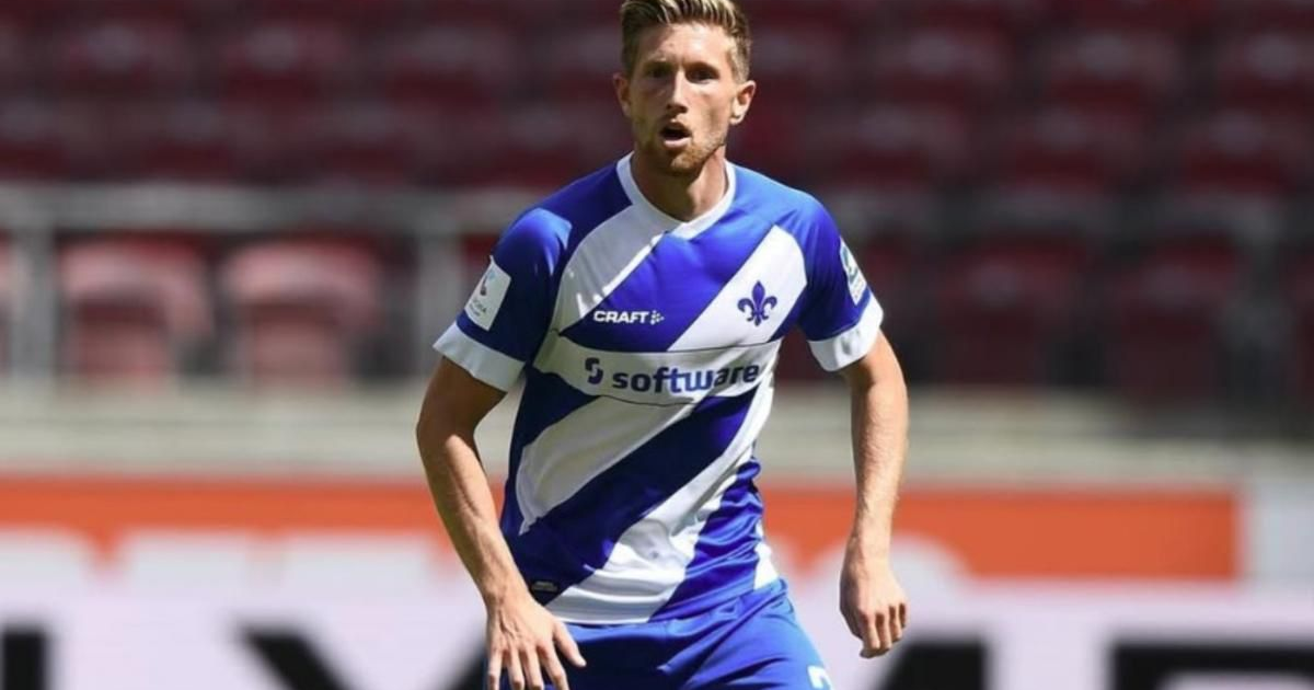 Sebastian Hertner, capitán del ETSV Hamburg, juega con determinación en su uniforme azul y blanco.