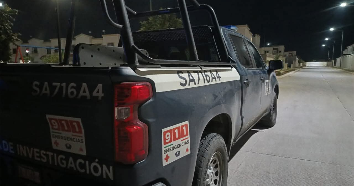 Camioneta de policía estacionada de noche en Culiacán durante operativo. SA716A4 visible.