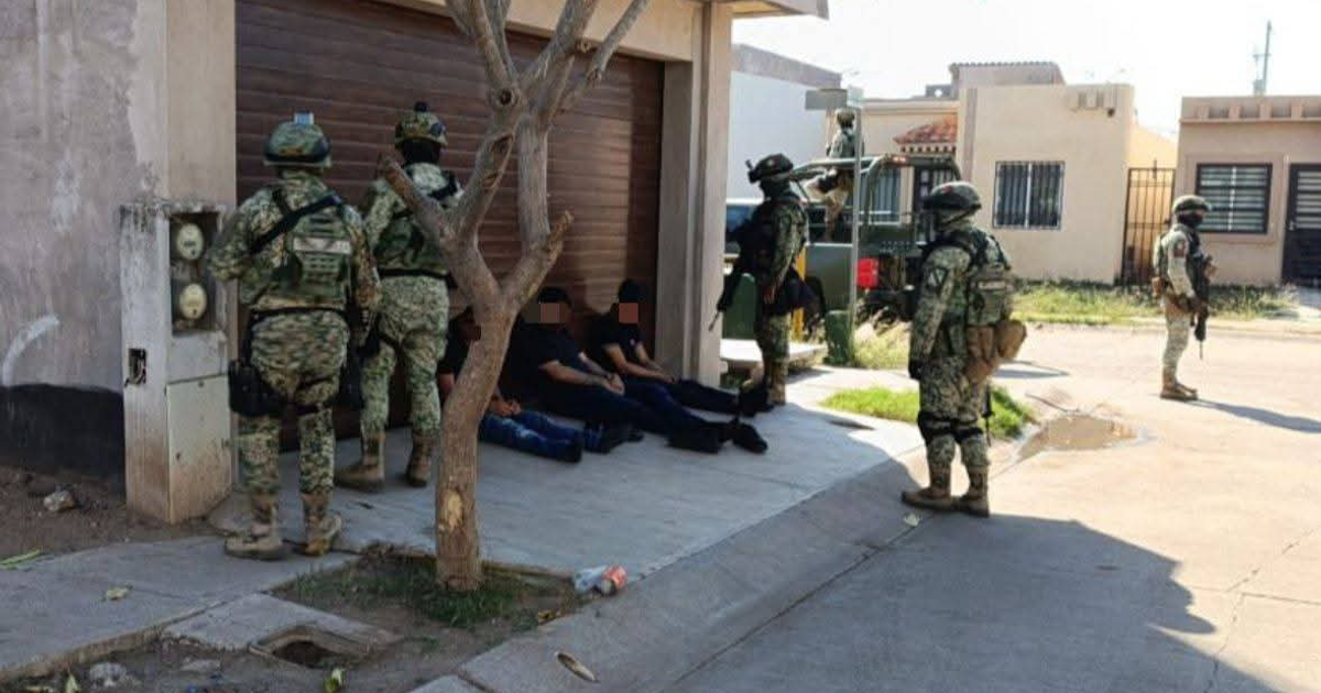 Militares vigilan a jóvenes detenidos en Culiacán durante intento de robo