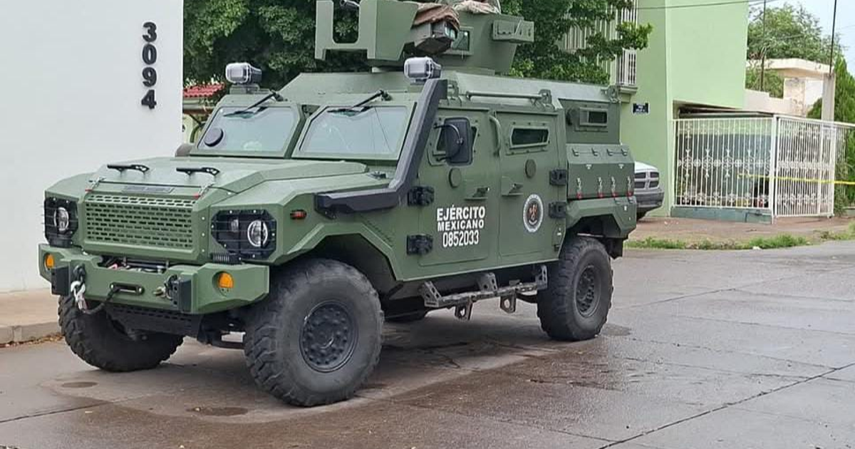 Imagen de un vehículo blindado del Ejército Mexicano estacionado en Culiacán, Sinaloa, en el contexto de operaciones de seguridad.