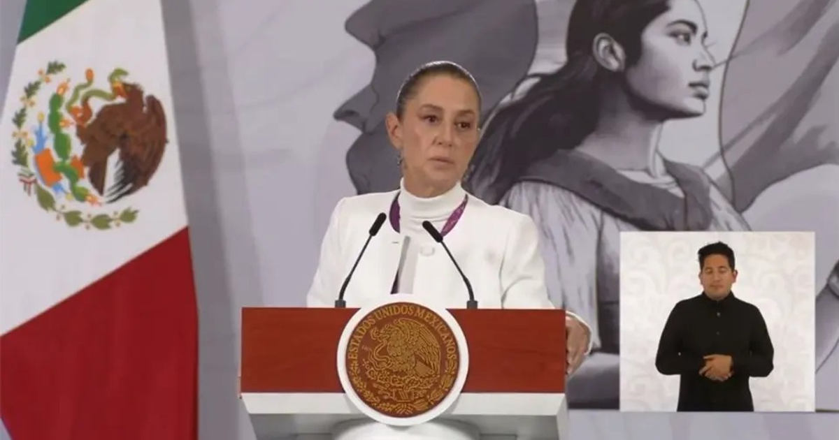 Claudia Sheinbaum hablando en un evento sobre seguridad en Sinaloa, con intérprete de señas y bandera mexicana.