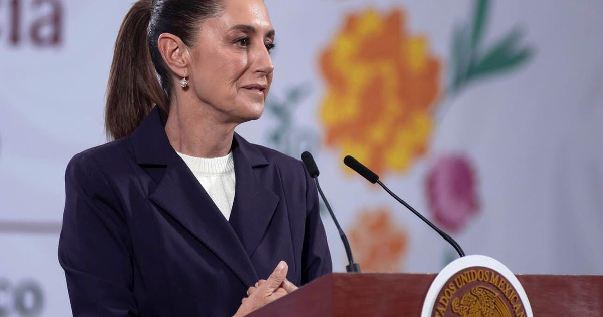 Claudia Sheinbaum habla ante un micrófono en un evento formal en México sobre la situación del agua con Texas.