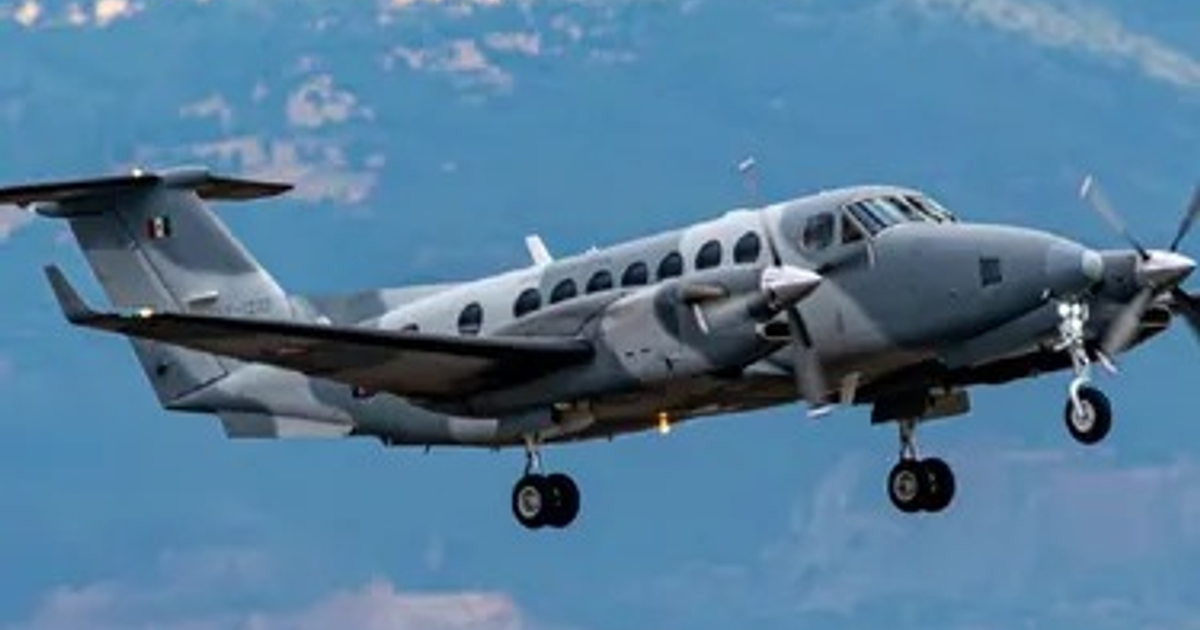 Avión militar sobrevuela área montañosa