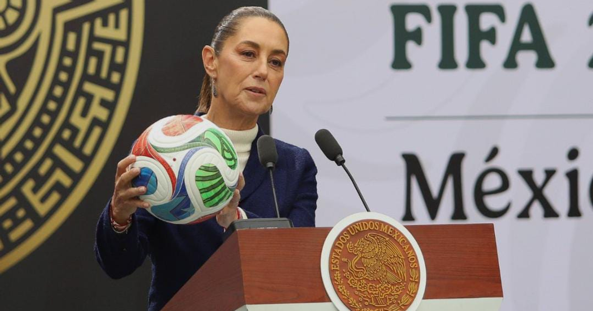 Claudia Sheinbaum sosteniendo un balón en evento FIFA 2023 en México