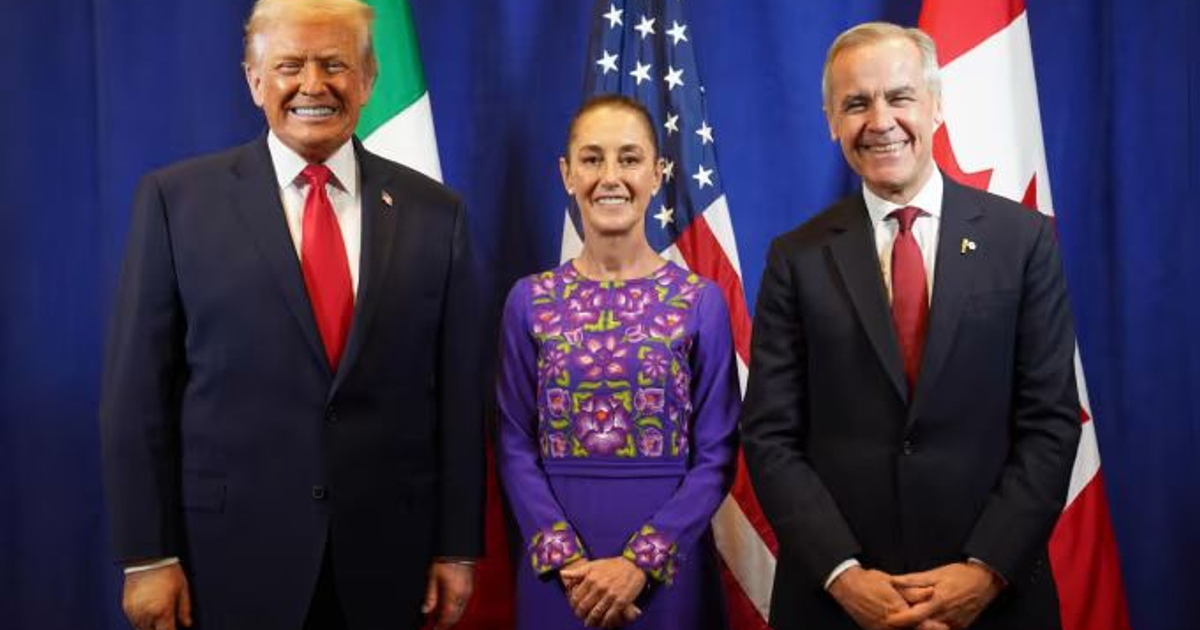 Claudia Sheinbaum con Donald Trump y Mark Carney ante banderas de México, EE.UU. y Canadá.