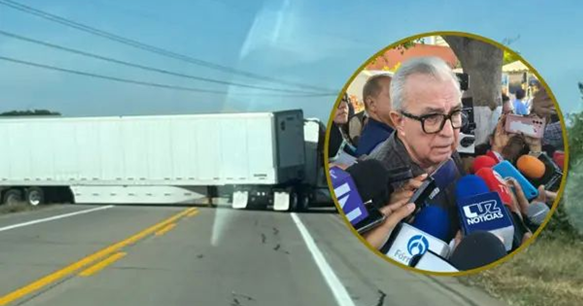 Camión bloqueando carretera en Sinaloa con funcionario respondiendo a la prensa
