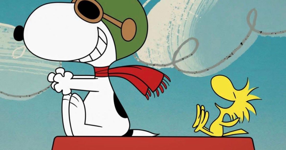 Perro blanco sonriente con gafas y gorro junto a un pájaro amarillo en un fondo azul con nubes.