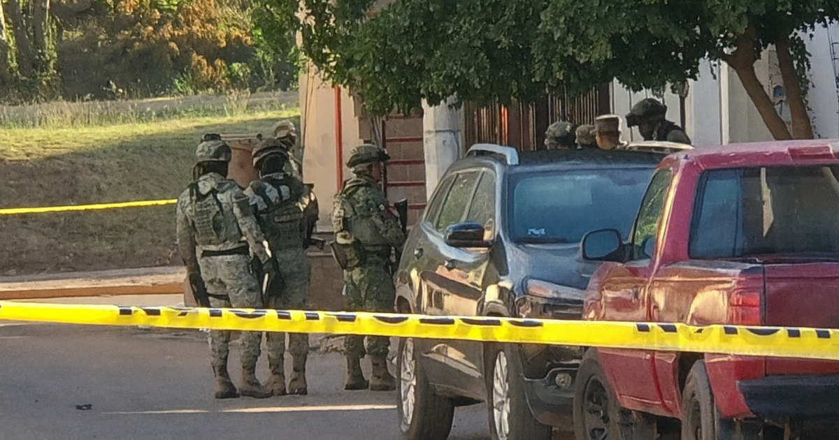 Agentes de seguridad en el Penal de Aguaruto tras hallazgo de interno colgado, rodeados por cinta amarilla y vehículos estacionados.