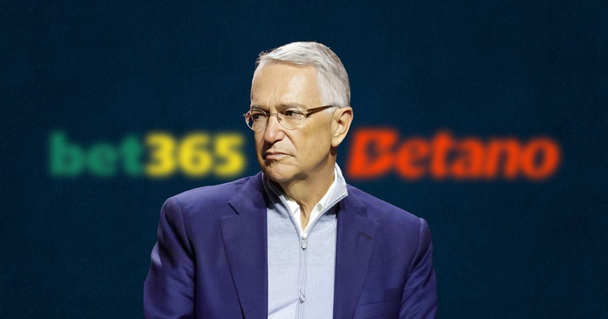 Persona con gafas delante de logotipos de Bet365 y Betano