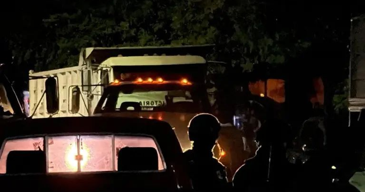 Operativo nocturno en talleres clandestinos de Culiacán con camiones y oficiales