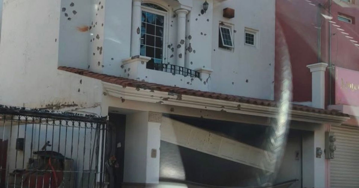 Fachada de casa en Culiacán con daños por balas en la pared frontal