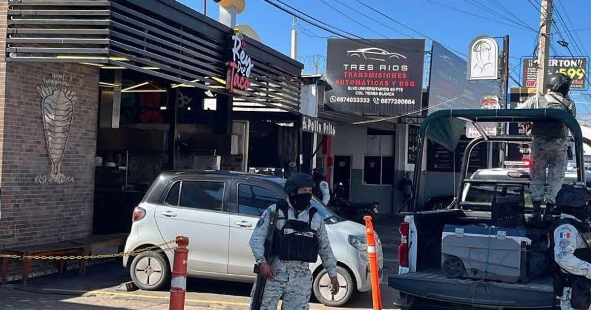 Taquería 'Rey del Taco' en Culiacán con intervención policial tras intento de incendio.