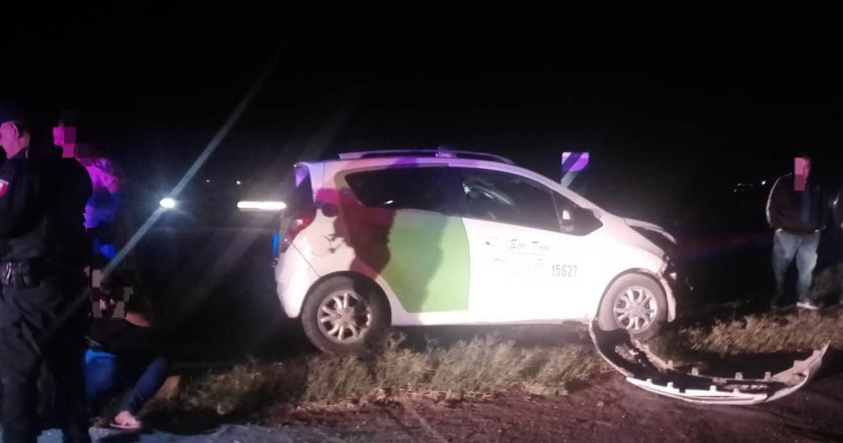 Vehículo patrullero dañado en accidente nocturno en carretera México 15