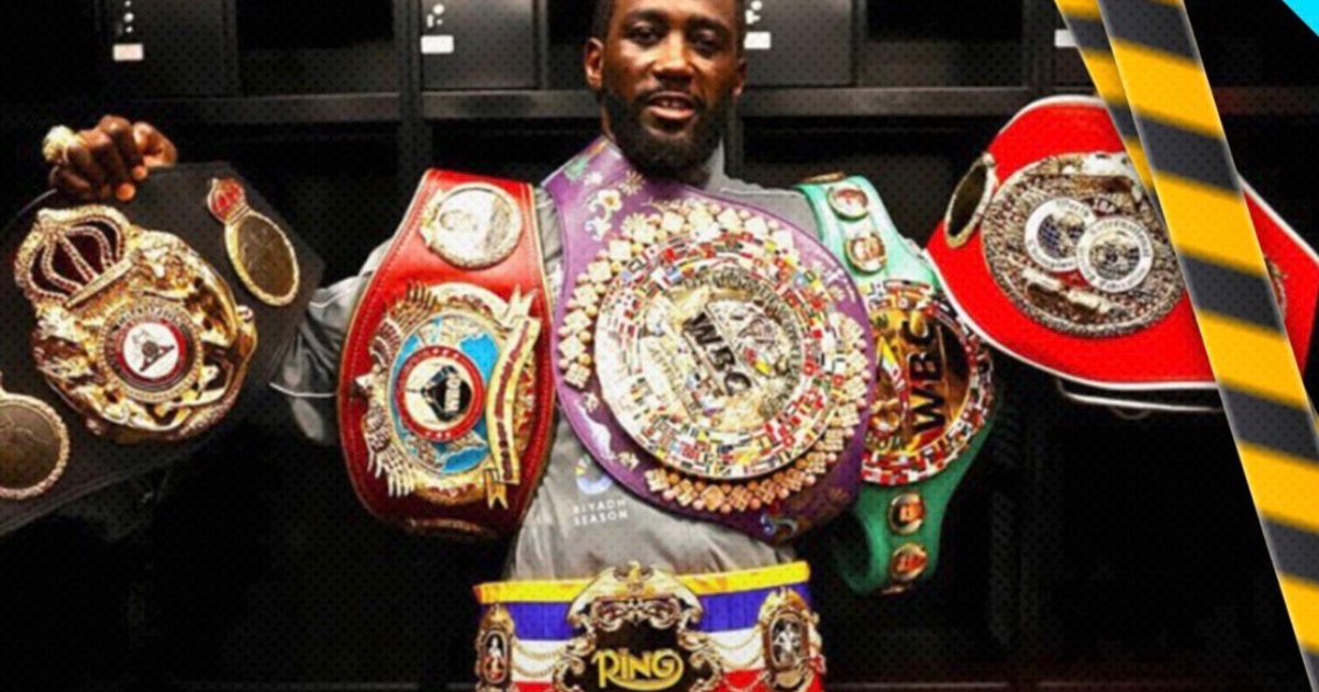 Terence Crawford con varios cinturones de boxeo en un vestidor