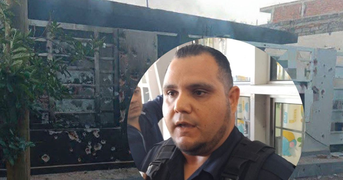 Estructura dañada tras ataque en Villa Unión con hombre uniformado hablando