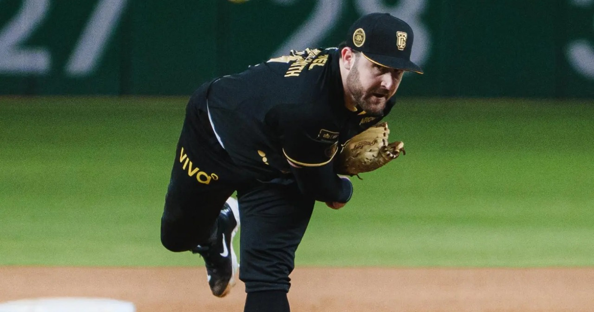 Jugador de Tomateros lanzando la bola en un partido de béisbol