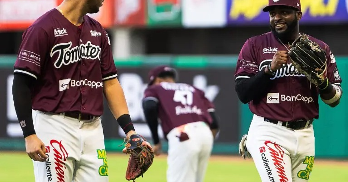 Jugadores de Tomateros de Culiacán en el campo tras victoria contra Jaguares de Nayarit