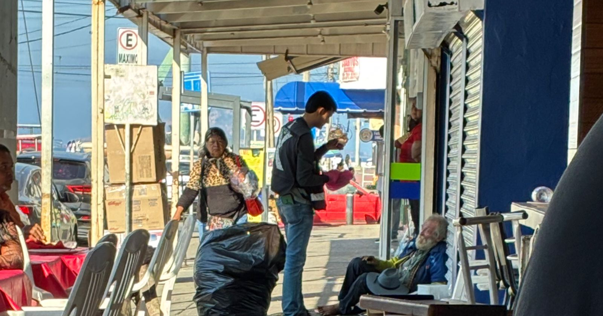 Escena urbana con personas y objetos en el Mercado Juan Carrasco de Mazatlán
