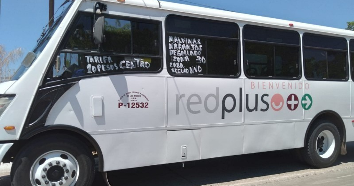 Autobús de la empresa Redpluso con información de tarifas y rutas en Los Mochis
