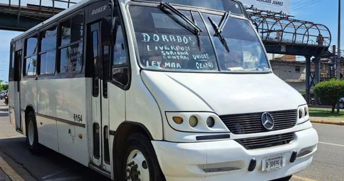 Autobús blanco de transporte público con destinos escritos a mano en el parabrisas en Mazatlán.