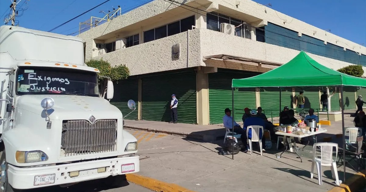Camión blanco estacionado con cartel 'Exigimos Justicia' en una protesta en Culiacán