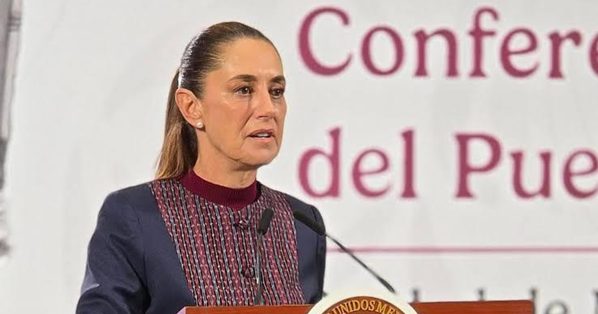 Mujer en traje formal da discurso en conferencia del pueblo con atril oficial.