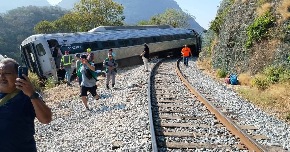 Tren descarrilado en colinas con pasajeros evacuando