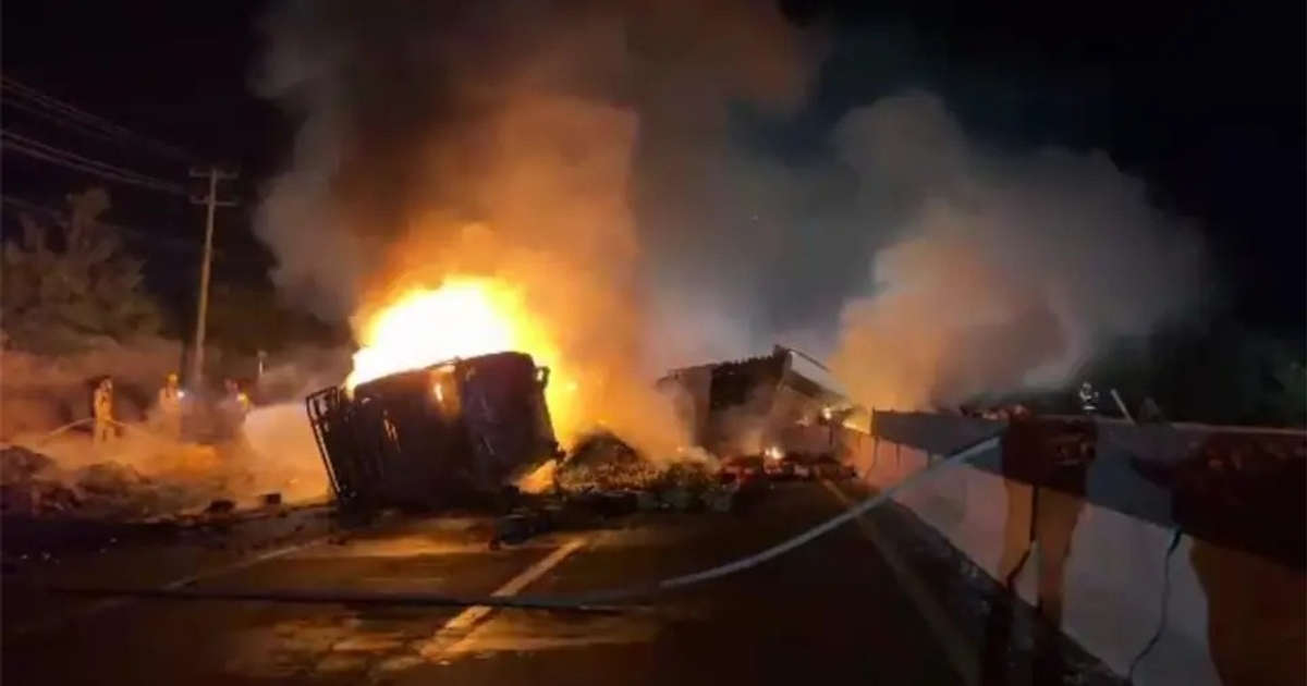 Tráiler volcado y en llamas en carretera México 15, rodeado de bomberos durante la noche