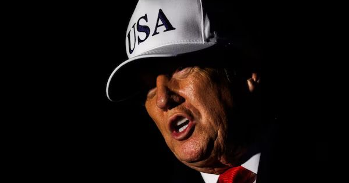 Grupo de embajadores durante una reunión diplomática