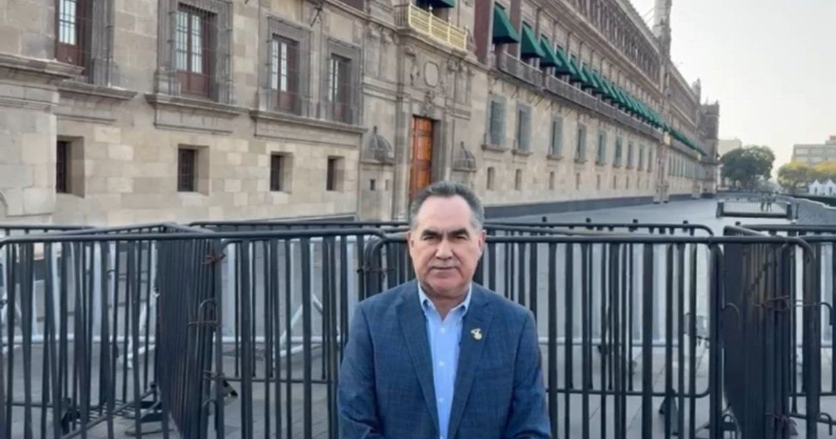 Rector Jesús Madueña Molina gestionando recursos frente a edificio gubernamental en Ciudad de México.