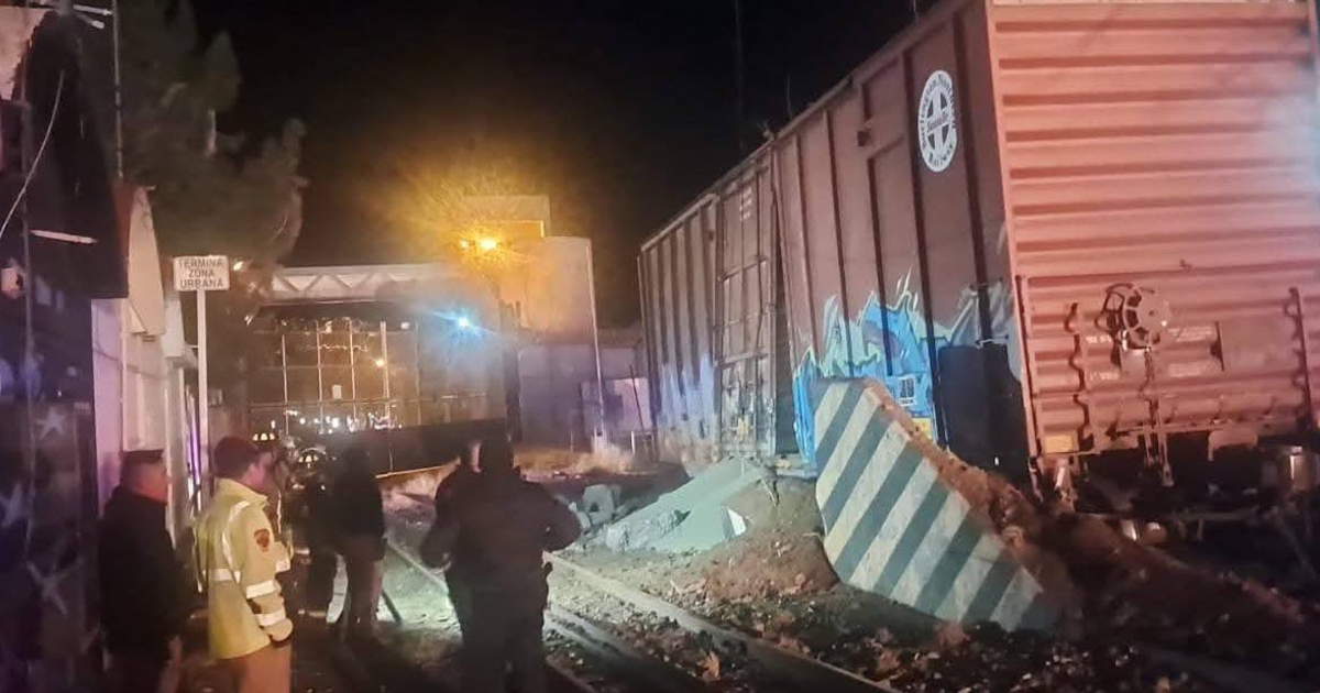 Accidente ferroviario nocturno en Nogales tras el descarrilamiento de un tren de carga.