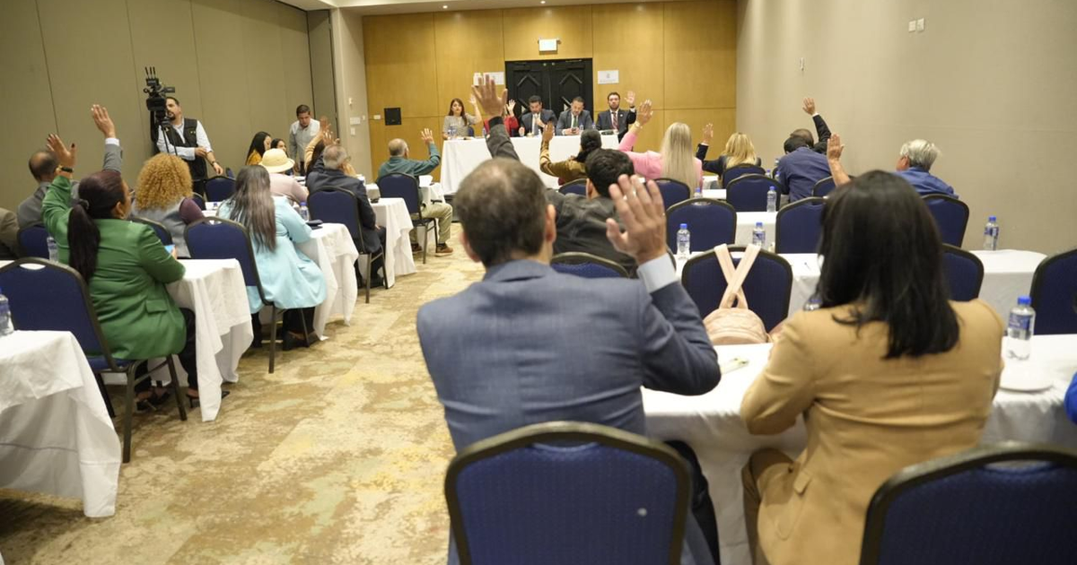 Personas votando en una reunión congresual para actualizar valores catastrales en Culiacán