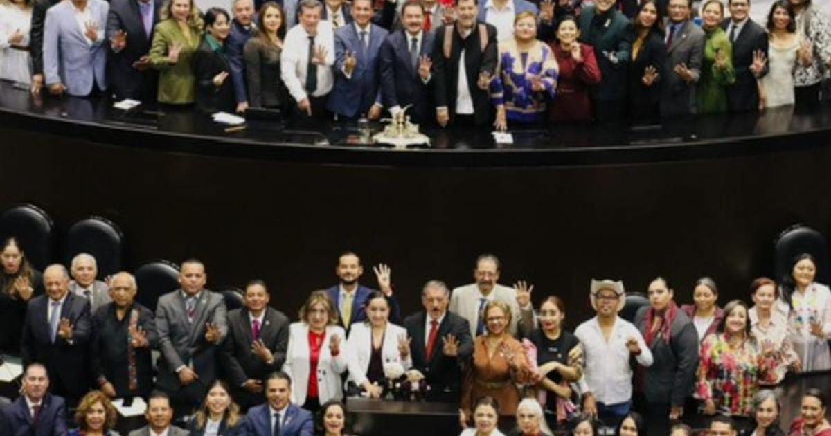 Grupo de legisladores posando en edificio legislativo tras reforma anti-vapeo