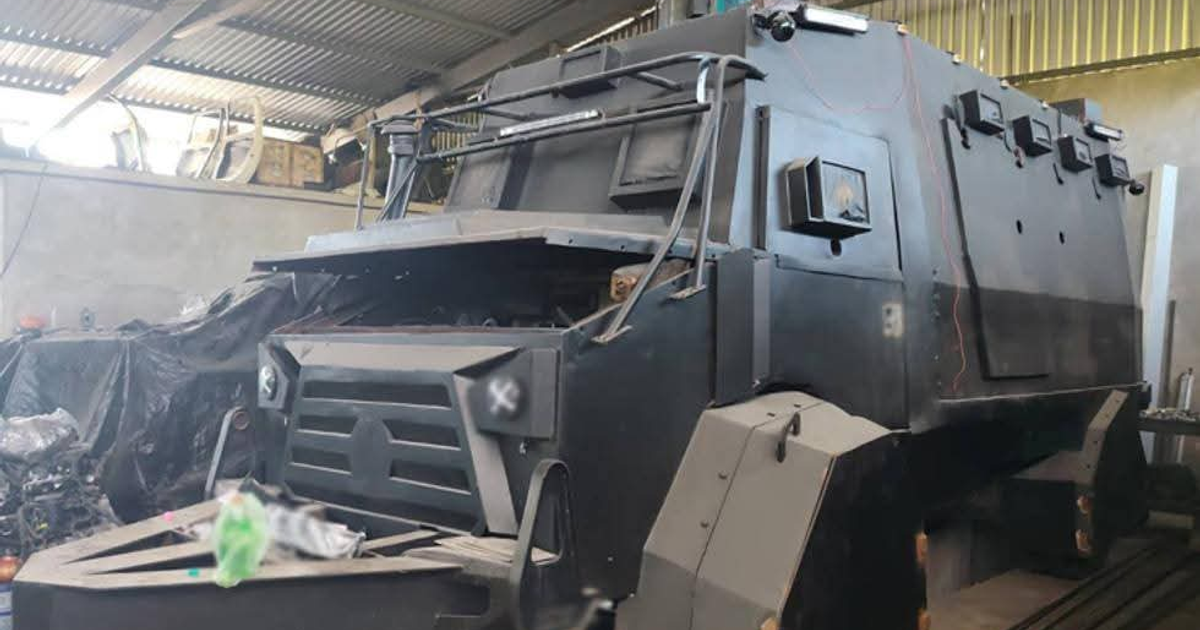 Vehículo blindado negro en taller, vinculado a operación naval en Michoacán