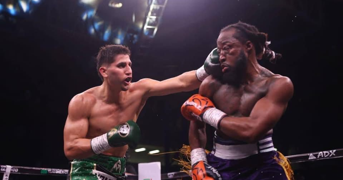 Marco "El Green" Verde conecta golpe a Igbokwe en el ring, evento en Mazatlán.