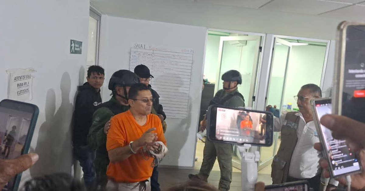 Hombre detenido bajo custodia policial en Veracruz durante proceso judicial de Rafael León.