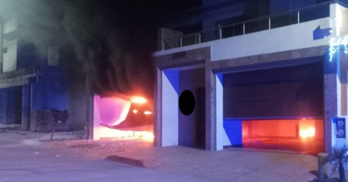Imagen de un incendio nocturno en Culiacán, con llamas y humo en un edificio, en el contexto de violencia reportada en Sinaloa.
