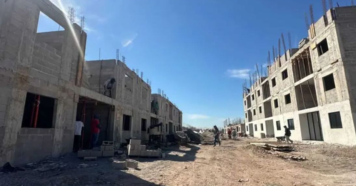 Sitio de construcción en Culiacán con estructuras de concreto y trabajadores