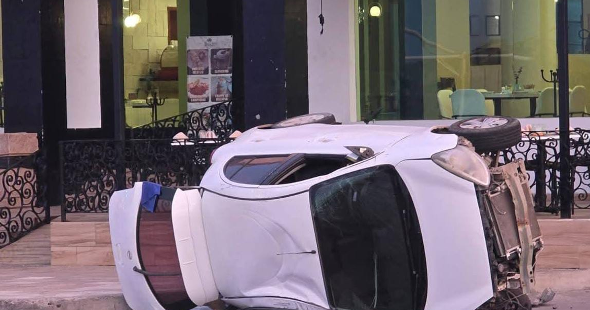 Auto volcado en Avenida del Mar, Mazatlán, con detalles de un restaurante cercano visible en el entorno.