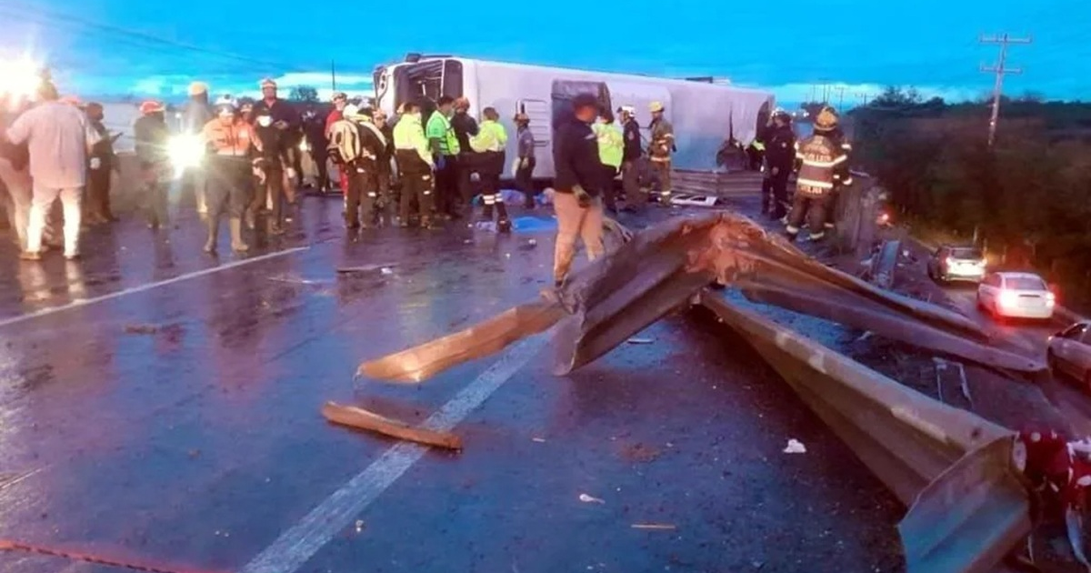 Escena de accidente en Apodaca con camión volcado y rescatistas trabajando