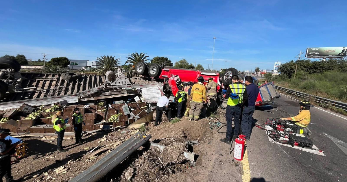 Camión volcado con equipos de emergencia en el trébol de Los Mochis